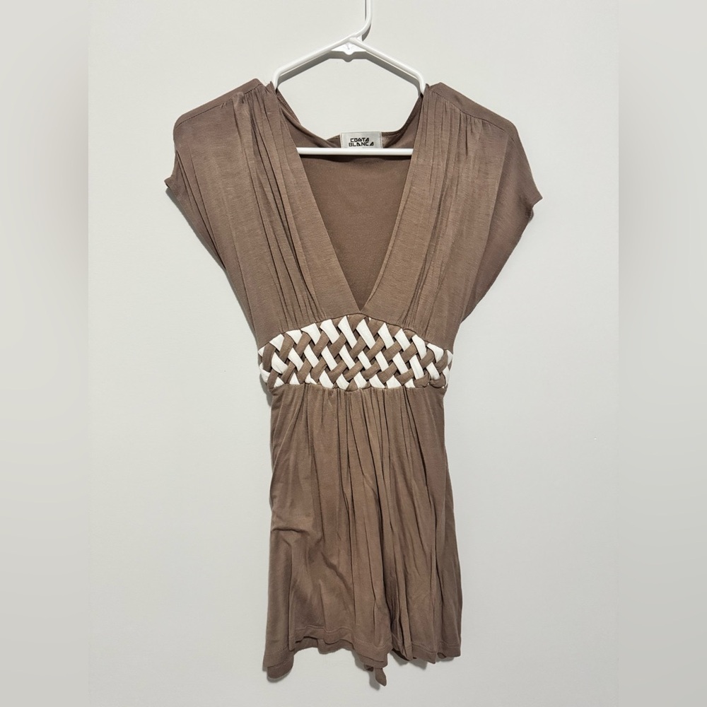 ✨HOST PICK✨ - Brown V-Neck Top with White Accents 🤎🤍